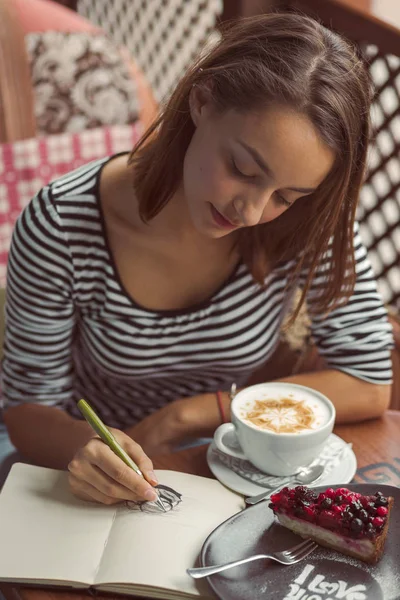 Jonge vrouw zitten binnen in stedelijke café — Stockfoto