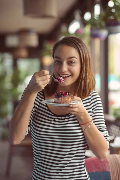 Jonge vrouw heerlijk dessert eten bij stad café — Stockfoto