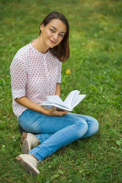 Милая молодая женщина читает книгу — стоковое фото