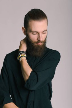 Hippi tarzı sakallı adam