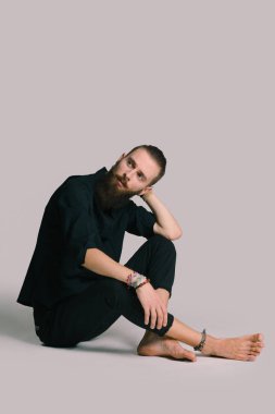 Hippi tarzı sakallı adam