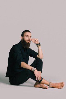 Hippi tarzı sakallı adam