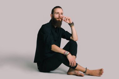 Hippi tarzı sakallı adam