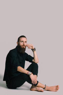 Hippi tarzı sakallı adam