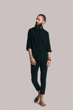 Hippi tarzı sakallı adam