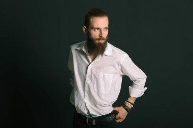 Hippi tarzı sakallı adam