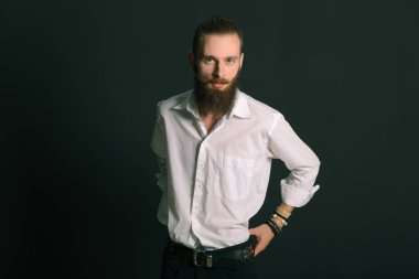 Hippi tarzı sakallı adam