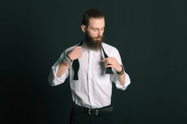 Hippi tarzı sakallı adam