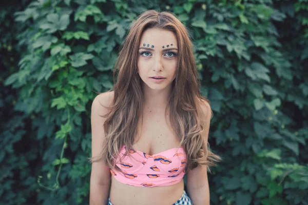 Young pretty girl posing in the street — Stock Photo, Image