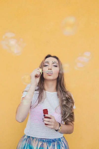 Jovem menina bonita posando na rua — Fotografia de Stock