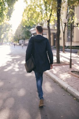 Hipster adam sokak, kentsel tarzı yürüyüş