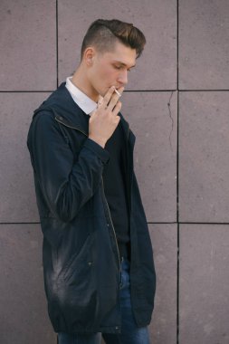 Hipster adam sokak, kentsel tarzı yürüyüş