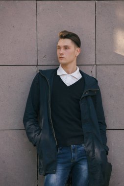 Hipster adam sokak, kentsel tarzı yürüyüş