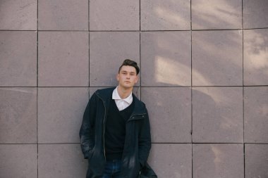 Hipster adam sokak, kentsel tarzı yürüyüş