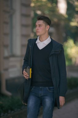 Hipster adam sokak, kentsel tarzı yürüyüş