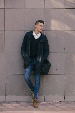 Hipster adam sokak, kentsel tarzı yürüyüş