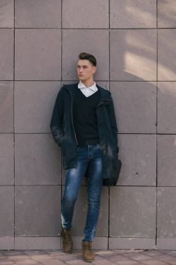 Hipster adam sokak, kentsel tarzı yürüyüş