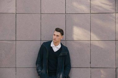 Hipster adam sokak, kentsel tarzı yürüyüş