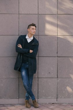 Hipster adam sokak, kentsel tarzı yürüyüş