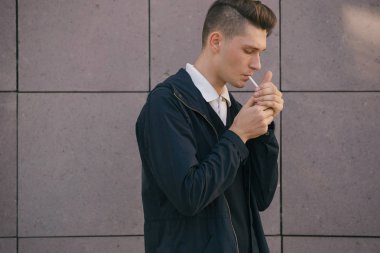 Hipster adam sokak, kentsel tarzı yürüyüş