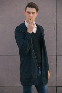 Hipster adam sokak, kentsel tarzı yürüyüş