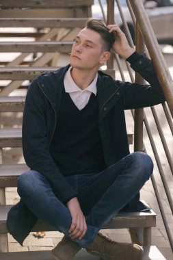 Hipster adam sokak, kentsel tarzı yürüyüş