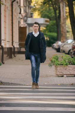 Hipster adam sokak, kentsel tarzı yürüyüş