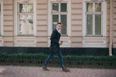 Hipster adam sokak, kentsel tarzı yürüyüş