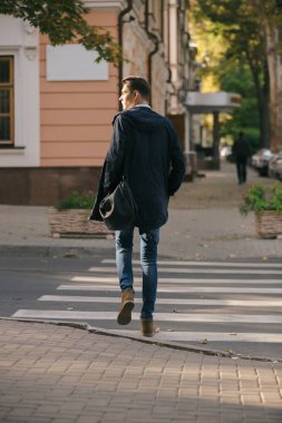 Hipster adam sokak, kentsel tarzı yürüyüş