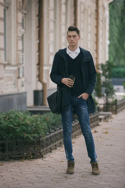 Hipster adam sokak, kentsel tarzı yürüyüş