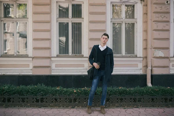 Hipster adam sokak, kentsel tarzı yürüyüş