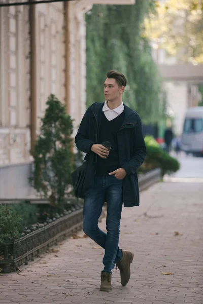 Hipster adam sokak, kentsel tarzı yürüyüş