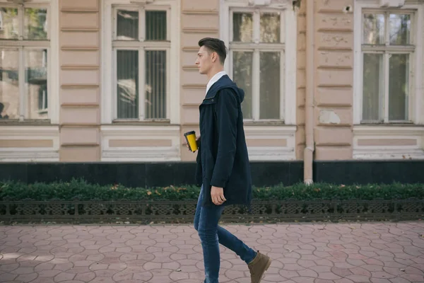 Hipster facet schodząc w dół ulicy, miejskim stylu — Zdjęcie stockowe