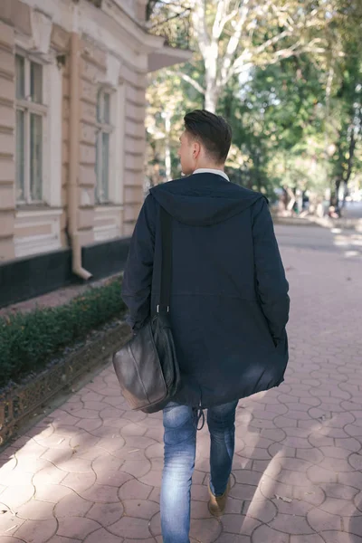 Hipster guy walking down the street, urban style — Stock Photo, Image