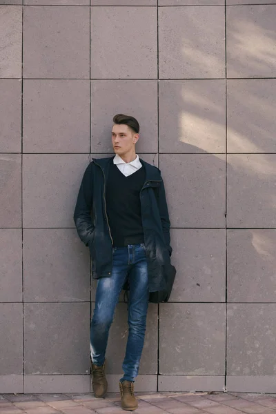 Hipster guy walking down the street, urban style — Stock Photo, Image