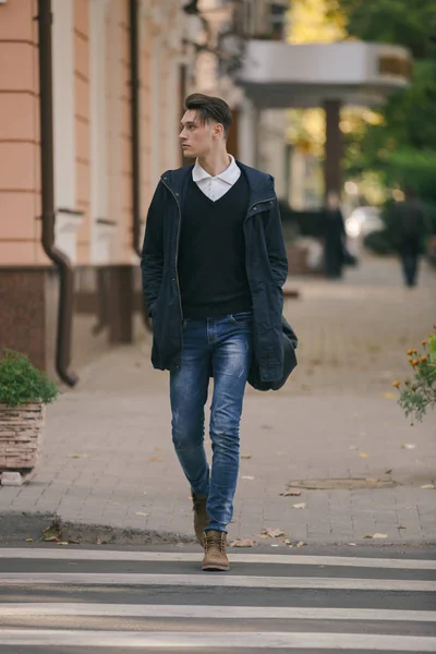 Hipster guy marchant dans la rue, style urbain — Photo