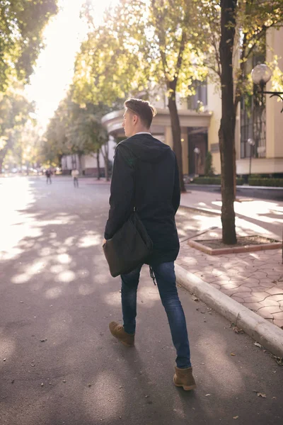 Hipster facet schodząc w dół ulicy, miejskim stylu — Zdjęcie stockowe