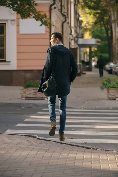 Hipster guy marchant dans la rue, style urbain — Photo