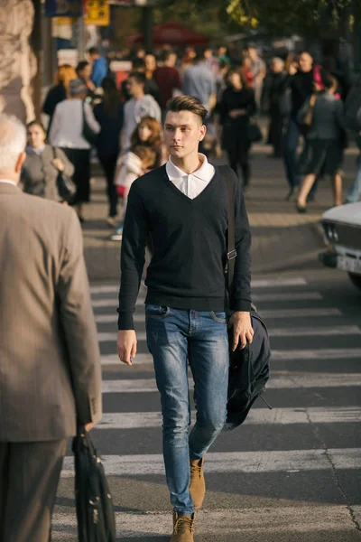 Hipster guy walking down the street, urban style — Stock Photo, Image