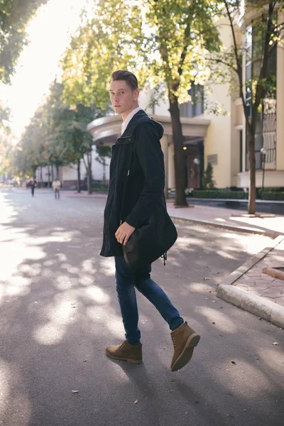 Hipster kille gå ner på gatan, urban stil — Stockfoto