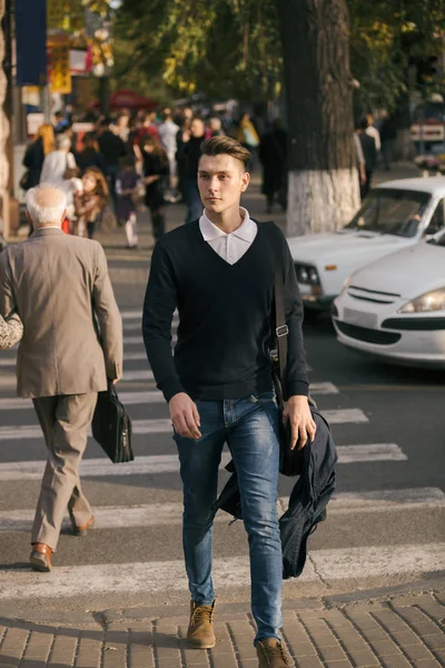 Hipster guy walking down the street, urban style — Stock Photo, Image