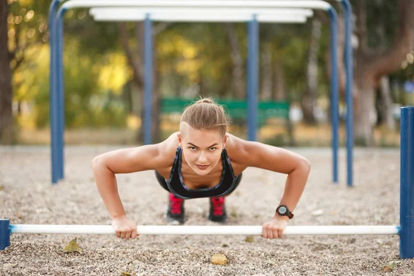 Exercício de treino ao ar livre — Fotografia de Stock