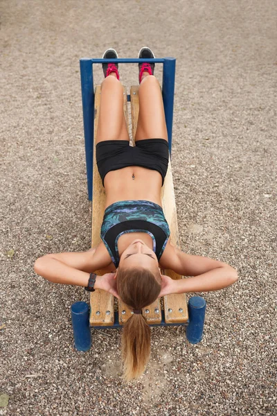 Kadın açık egzersiz ups sit