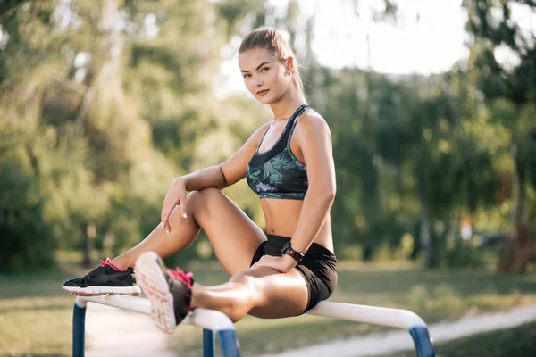 Mujer descansando después del entrenamiento — Foto de Stock