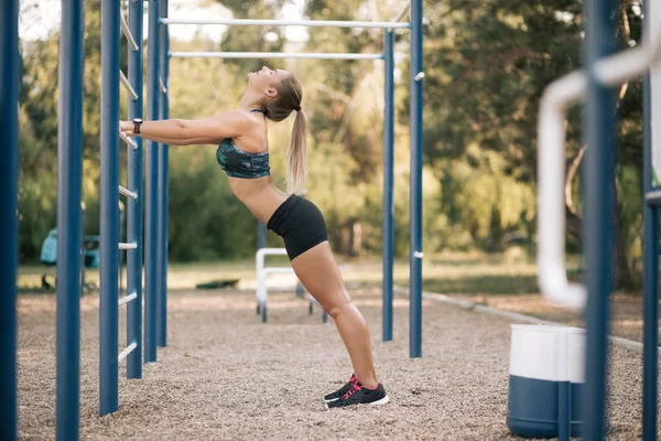 Feminino fazendo exercício de mergulho — Fotografia de Stock