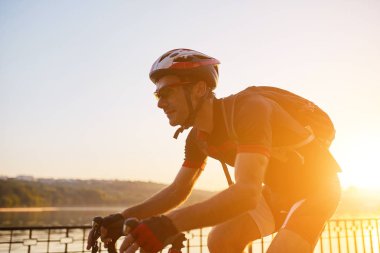 Genç ve enerjik bisikletçi Park