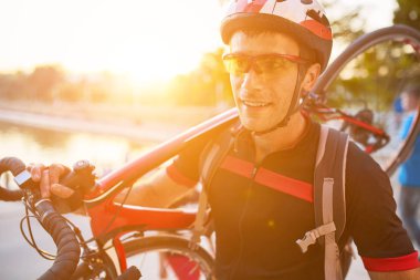 Genç ve enerjik bisikletçi Park