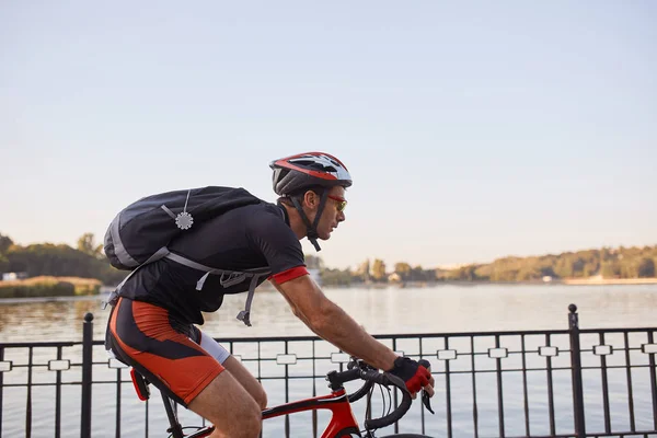 Ung och energisk cyklist i parken — Stockfoto