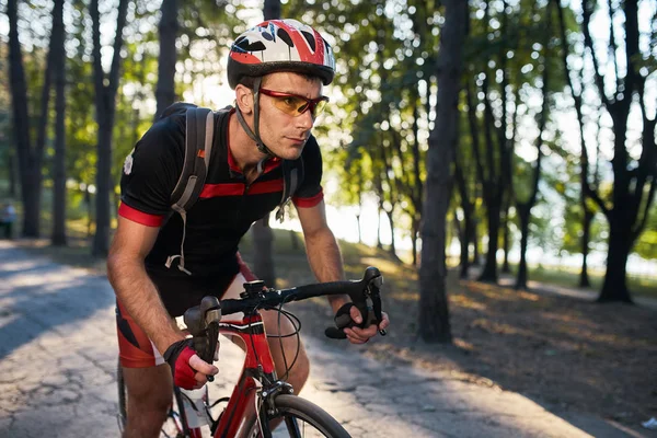 Ung man cyklar väg cykel på kvällen — Stockfoto