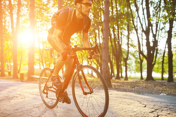 Ung man cyklar väg cykel på kvällen — Stockfoto